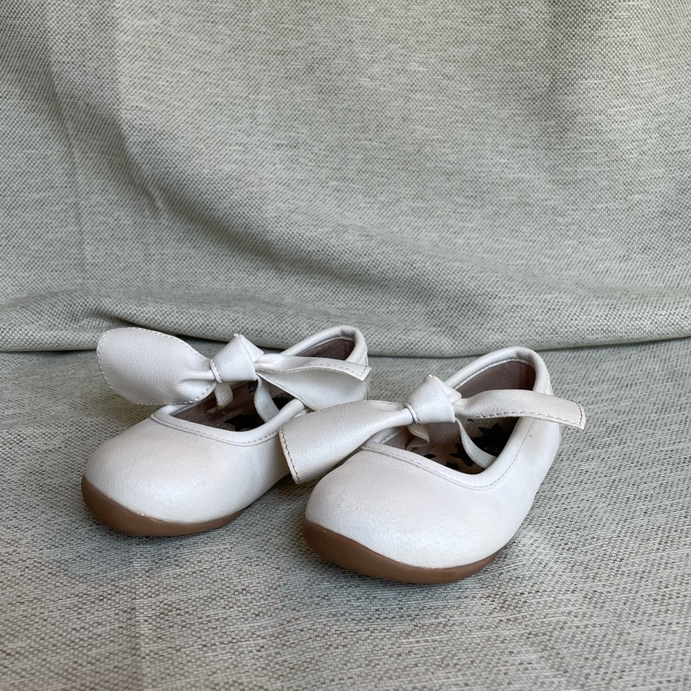 Adorable Livie and Luca white dress size 7 toddler shoes